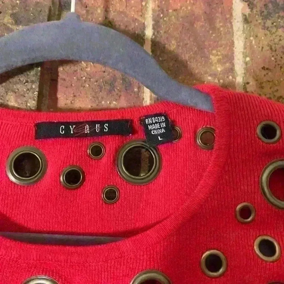 Y2k Going out Red long sleeve top with circle cut out detail - Picture 4 of 5